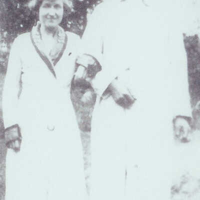 Evelyn Richards,Robert Hardy