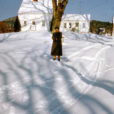 1954 - Grandparents Robert Hemeon & Bertha Wade House - Helen Dodd in front