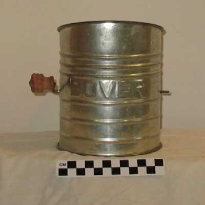 Flour sifter