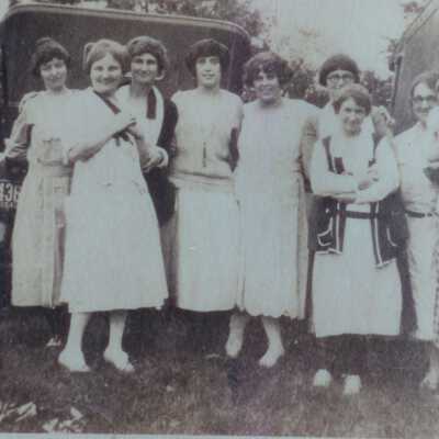 Madalienne Russ in center