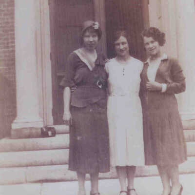 Isabel Ames in center