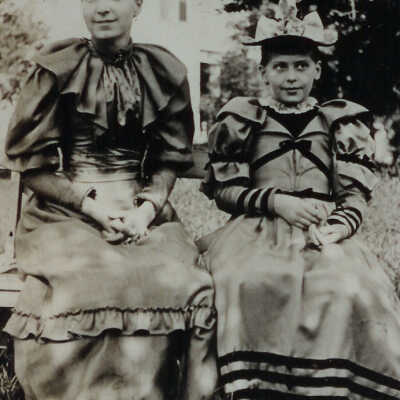 Carrie Seaver Bettinson, Grace Bettinson Wade