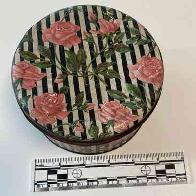 Candy tin with roses