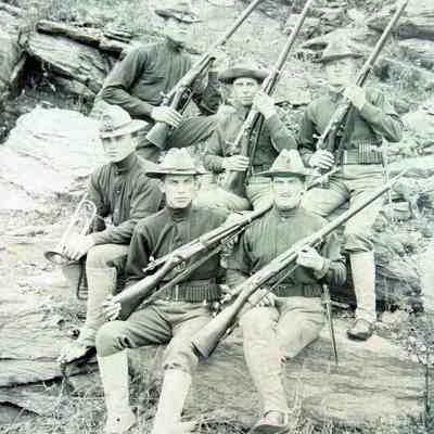 6 men; 5 with rifles and 1 with bugle