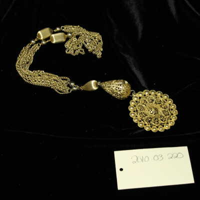 Costume - Jewelry - necklace-gold-round pendant w/ multichains