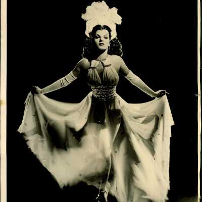Photo - B+W Ricci Cortez, Romaine photo studei; feather headdress, long skirt, gloves