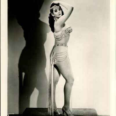 Photo - Sally The Shape-B+W-GString,Bra,and tiara (pearl strings)