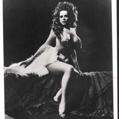 Photo - B+W Kiva- Studio, Feathers/Fans, Costume