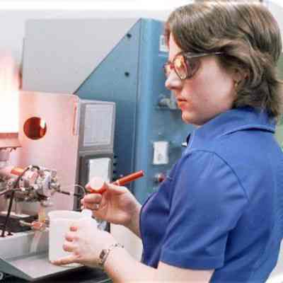 Lorraine Thomas at work in the chemistry lab