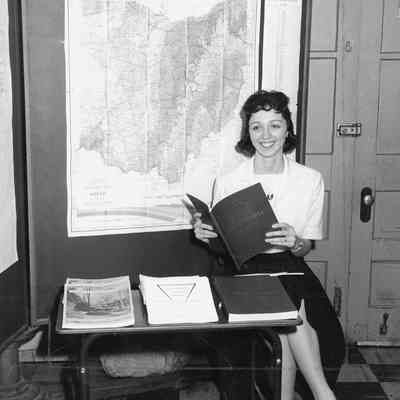 Ohio Geological Survey P099.1476: Dr. Carolyn Farnsworth in 1961.
Photo by Fletcher Twitty. Archived by Lisa Van Doren