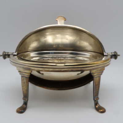 Footed server with lid