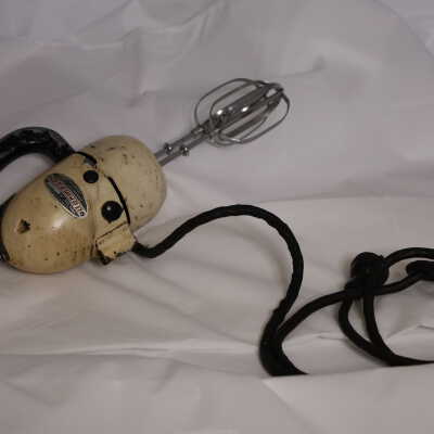Electric hand mixer