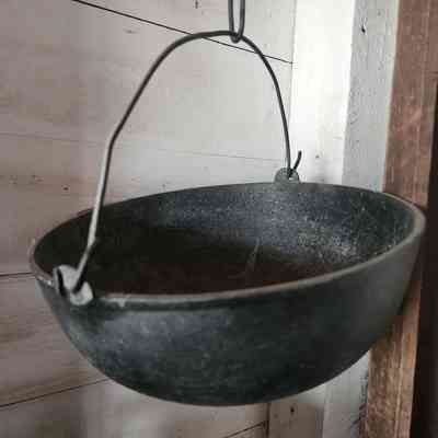 Round Bottom Cast Iron Pot w/Bale