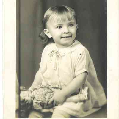 Photo of Unidentified Child in the Mohler/Follett Family - L.A.Bush, Deshler Photographer