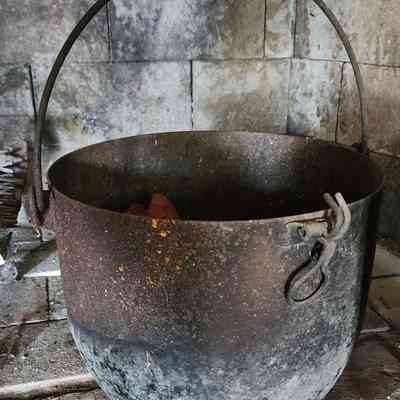 Cast Iron Pot w/Bale