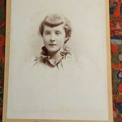Young Girl, Schiffer Trade Card