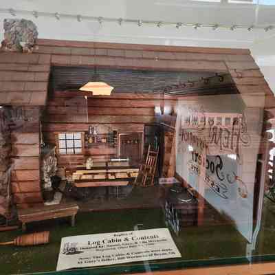 Diorama, Log Cabin and all Accessories