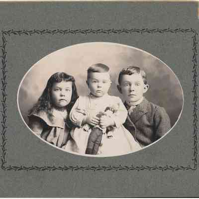 Photo of Three Unidentified Children in the Mohler/Follett Family