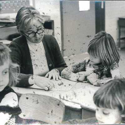 Sally Babcock teaching elementary students