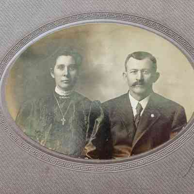 1886 Mr & Mrs Joseph Schneider (Klear) Cabinet Card Photo
