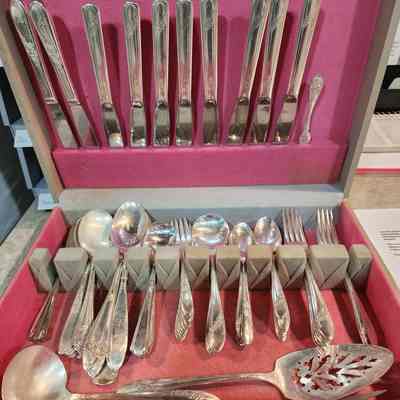 Silverplate Eating Utensils, Wood Case, "Queen Bess", Oneida, Community