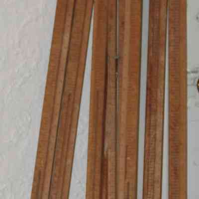 Curtain stretching frame
