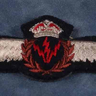 1947-1953 Royal Canadian Air Force Radio Officer's wing qualification badge.