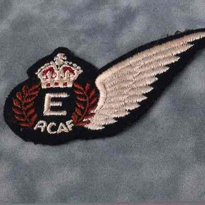 1943-1945 Royal Canadian Air Force Flight Engineer's wing qualification badge.