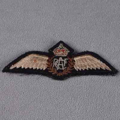 1939-1945 Royal Canadian Air Force Pilot's wing qualification badge.