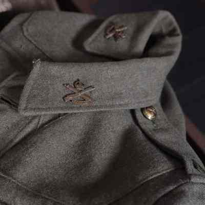 Machine Gun Corps Service Dress Jacket on display in the "Vickers Machine Gun" Exhibition - close up on collar badges