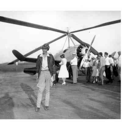 Amelia Earhart posing in front of Beechnut Gum Autogyro, Tulsa Airport