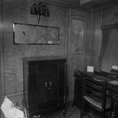 Photograph, Canadian National Railways (CNR), car lounge, Radio.