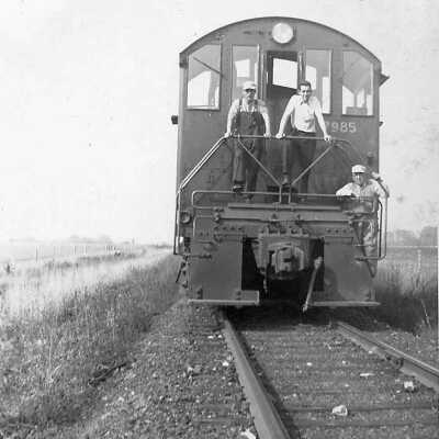 Photograph, CNR Employees on Engine 7985.