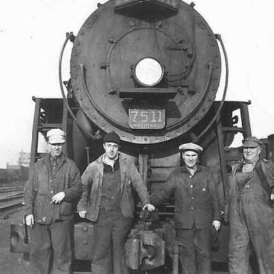 Photograph, CNR Steam Engine 7511 with railroad employees.