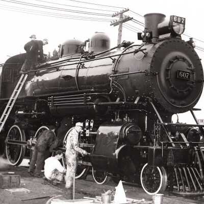 Photograph, CPR men working around engine no. 607.