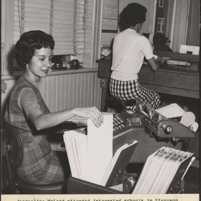 Photograph, Jacqueline McLeod, employée de la Banque Royale à Sturgeon Falls, Ontario.