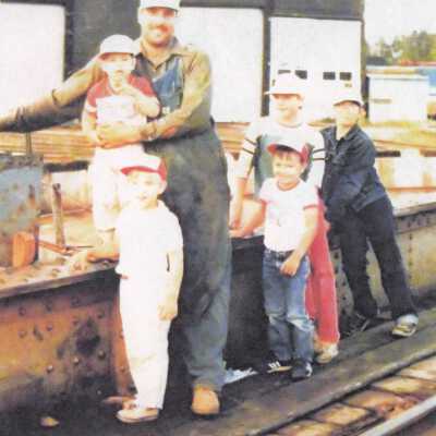 Photograph, Capreol Roundhouse and Turntable, Unknown People.