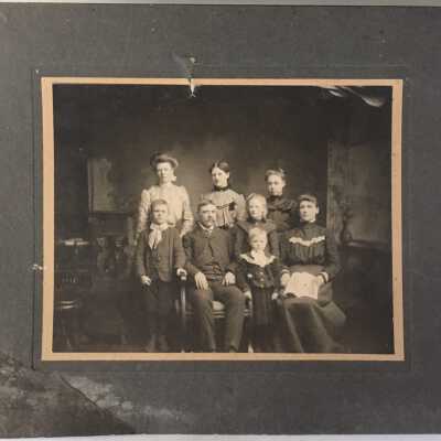 Photograph, family portrait, 8 people