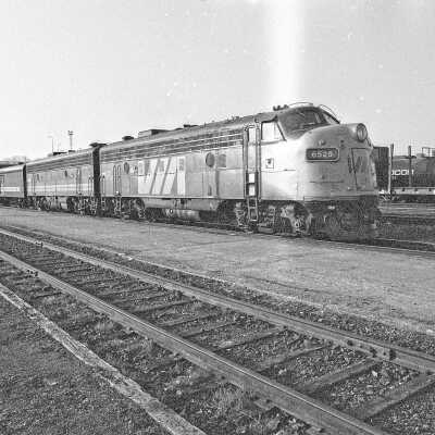 Photograph, VIA Locomotive 6525.