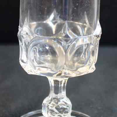 Glass, Wine Giant Bulls Eye Pattern