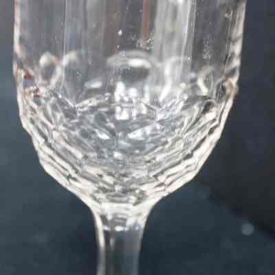 External Honeycomb Pattern Wine Glass