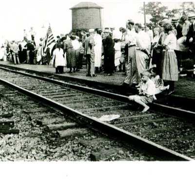 Citizens of Newton Falls wait for Harding's Train