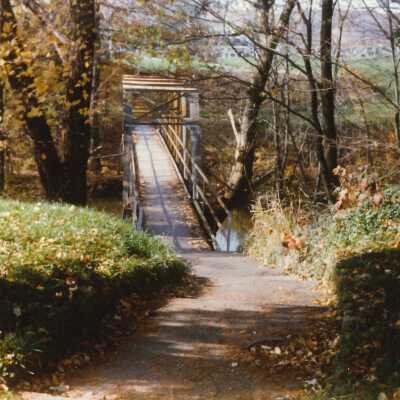 Walking bridge between cemeteries