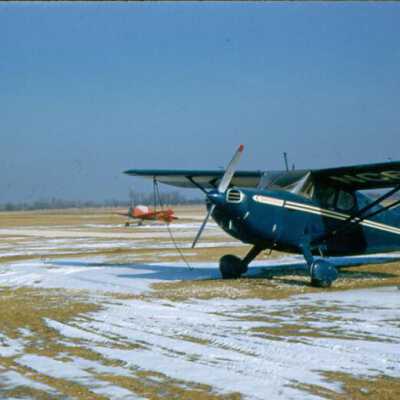 Elmhurst Airport, planes
