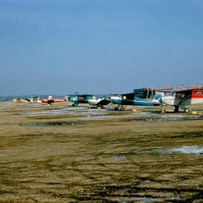 Elmhurst Airport, planes