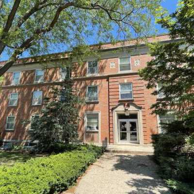 Niebuhr Hall at Elmhurst University