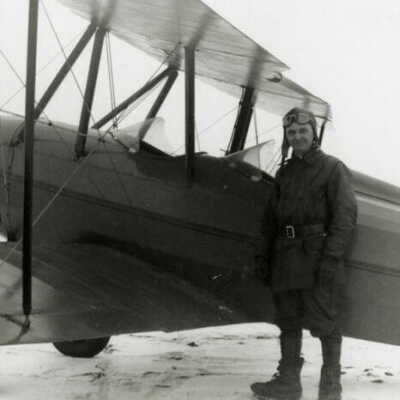 Elmhurst Airport, Pilot