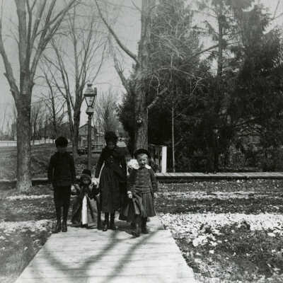 People on wooden sidewalk (Chicago Historical Museum owns all rights to this image.)