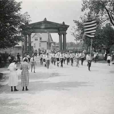 Memorial Day parade, entering Elm Lawn Cemetery