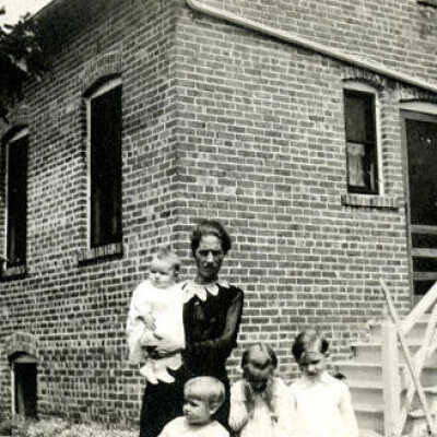 Emma & Gertrude Koop & unidentified children